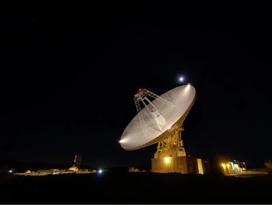 Antena w kompleksie Goldstone Deep Space Communications Complex, znajdującym się na pustyni Mojave w Kalifornii