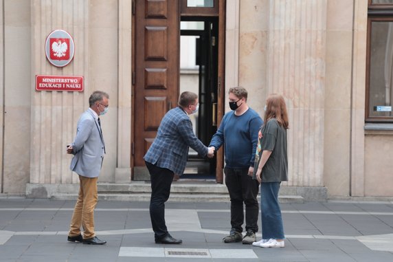 Ministerstwo Edukacji Narodowej. Aktywiści LGBT protestują przykuci do bramy