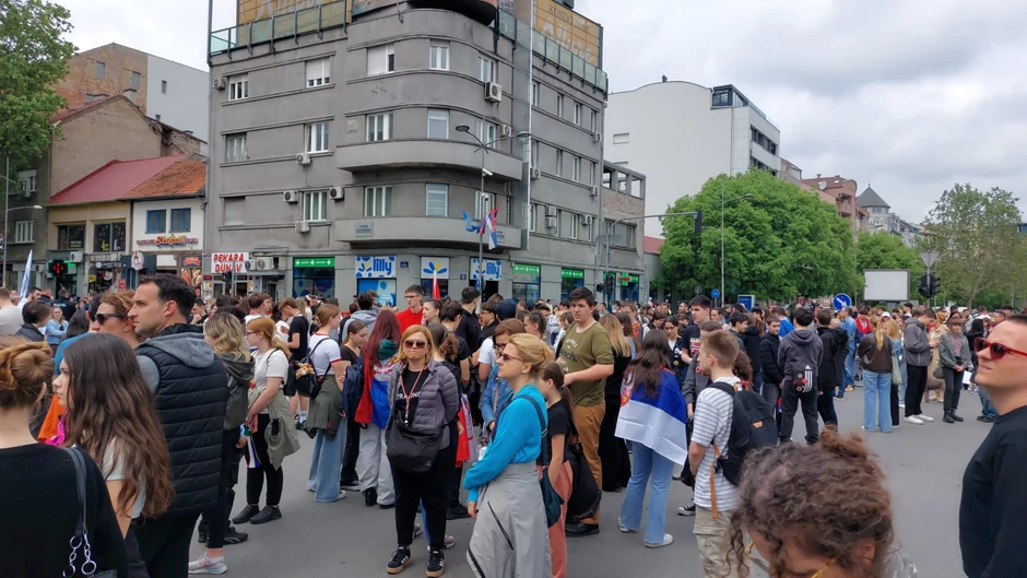 Protest srednjoškolaca "Online nije rešenje"