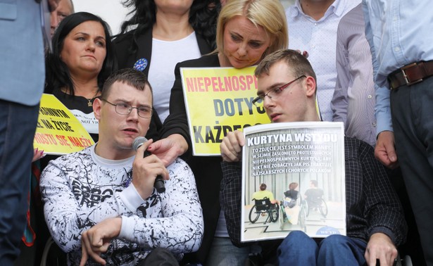 Protest niepełnosprawnych. "Słowa Hartwich są żenujące, nie może być tak, że dostaje ten, kto najwięcej krzyczy"