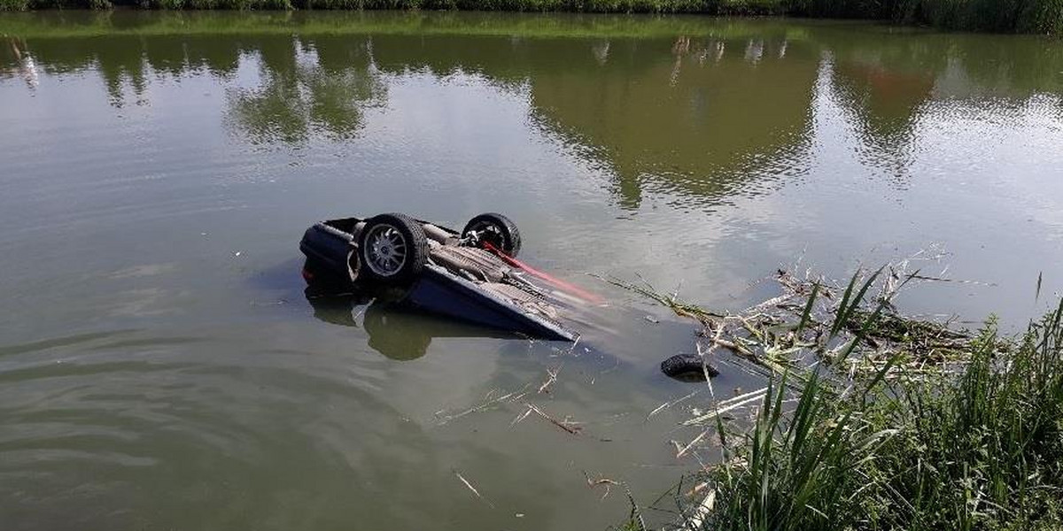 Honda w rowie. W środku były cztery osoby!