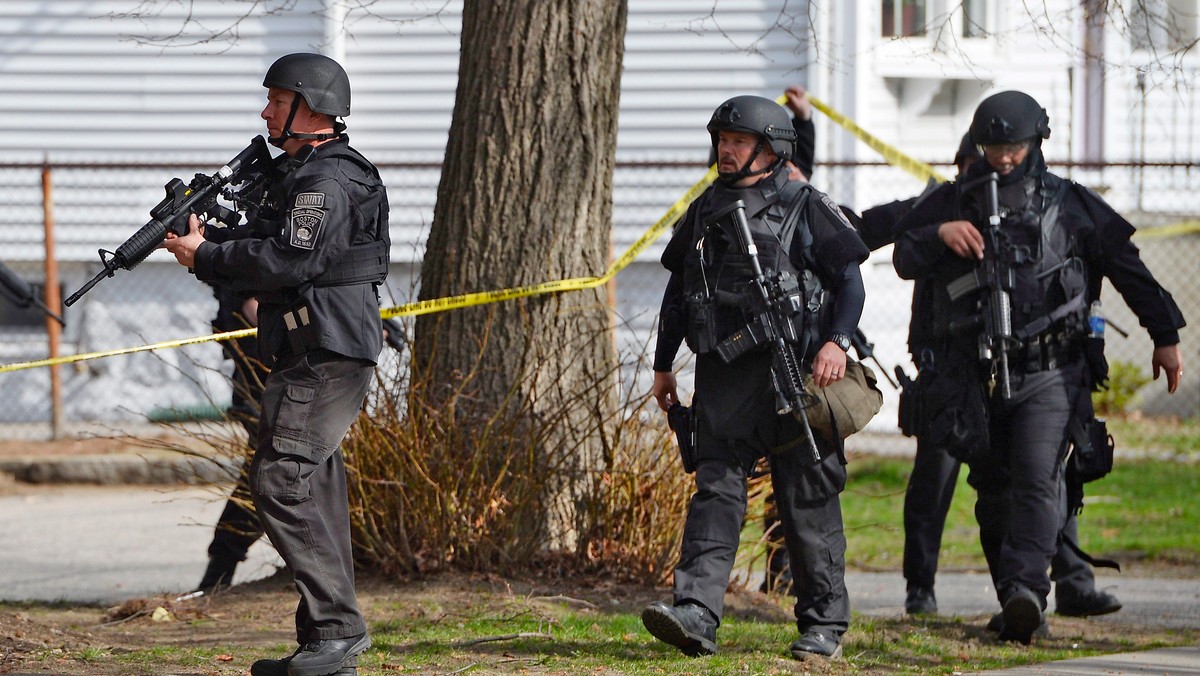 Położone na przedmieściach Bostonu miasto Watertown przypomina strefę wojny. Mieszkańcy z niepokojem obserwują ze swoich domów setki policjantów, którzy prowadzą obławę na jednego z dwóch mężczyzn podejrzanych o podwójny zamach bombowy podczas Maratonu Bostońskiego. Wujek podejrzanego 19-latka zaapelował do niego, by się poddał. Jego zdaniem przyniósł on wstyd całej rodzinie - informuje CNN.