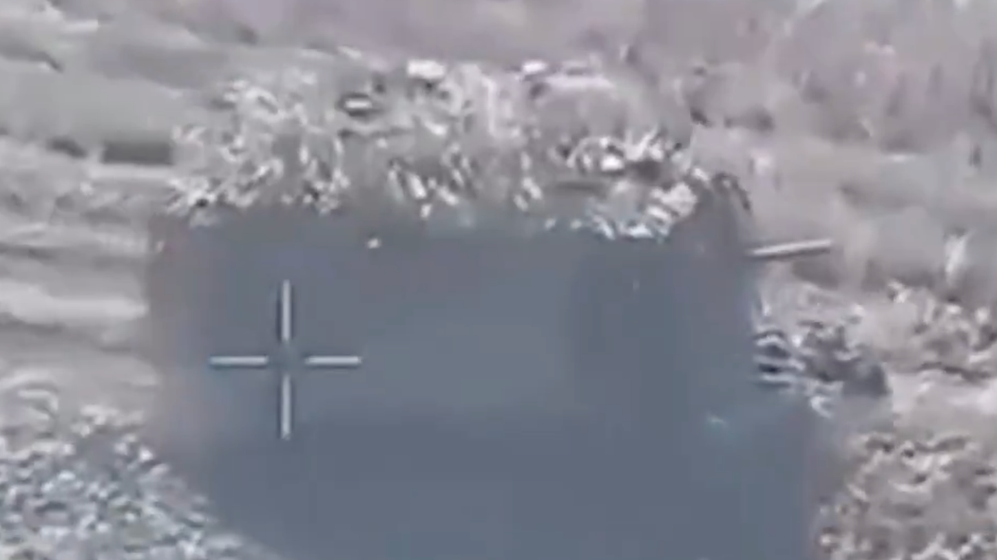 Ruský korytnačí tank odoláva útoku dronov a mín