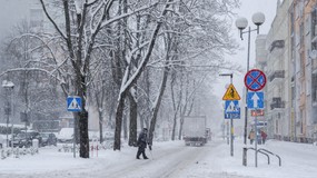 Zima 2025. Odśnieżanie chodników to obowiązek właścicieli domów. Sprawdź, jakie kary grożą
