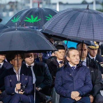 Gdy na Westerplatte zaczęło padać, politycy sięgnęli po parasole. Tuż za nimi pojawiła się niezwykła parasolka.