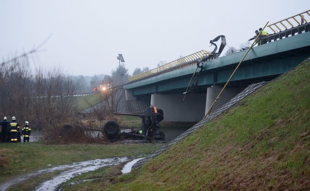 Śmiertelny wypadek w Pile, ciężarówka wpadła do rzeki. Do tragedii przyczynił się inny kierowca