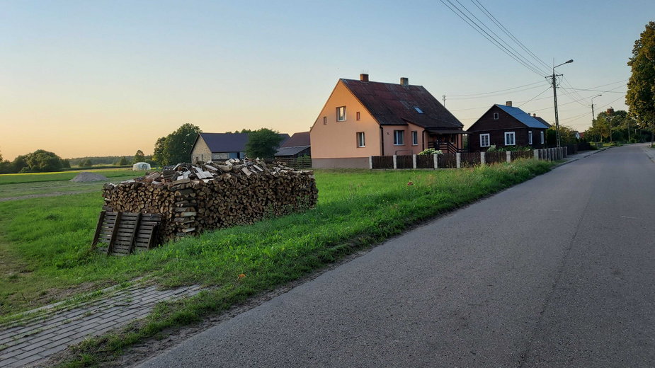 Suszenie porąbanego drewna w jednej ze wsi w pow. białostockim