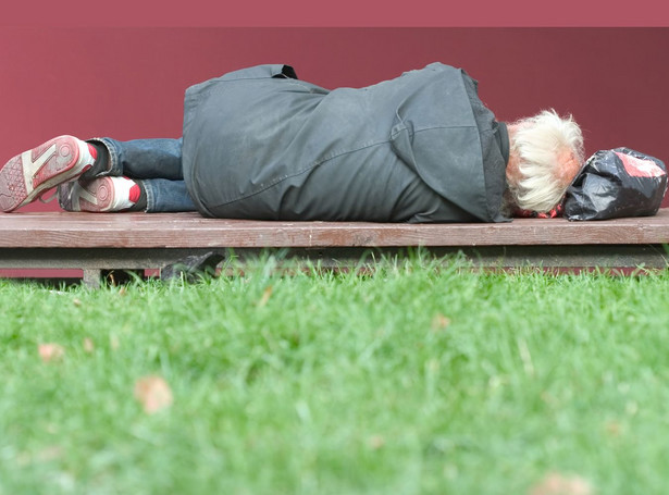 Architektura w służbie polityki. Niewygodna ławka rozwiąże problem bezdomności?