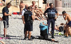 Uzbrojeni policjanci kazali jej zdjąć burkini na plaży. "Reszta turystów biła im brawo"