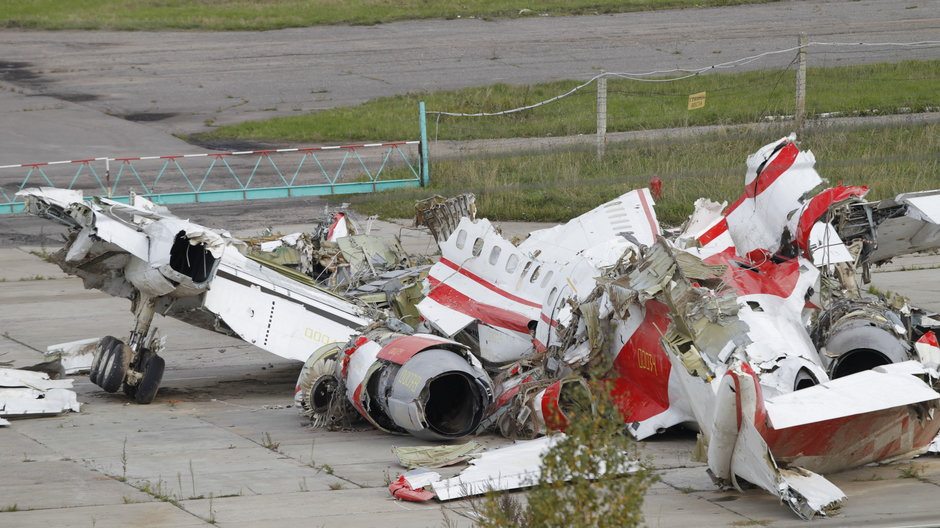 Szczątki polskiego samolotu Tu-154M na terenie wojskowego lotniska Siewiernyj w Smoleńsku