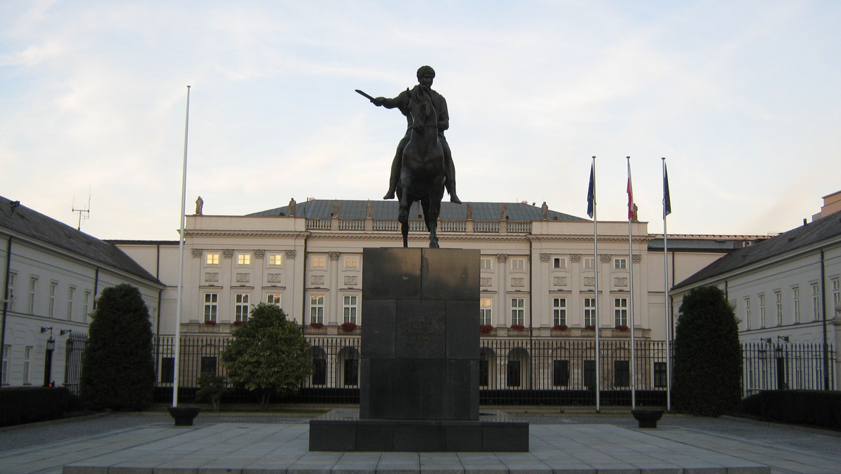 W najbliższą niedzielę (21 lipca br.) w godz. 10.00-16.00 będzie można zwiedzać Pałac Prezydencki. Zwiedzającym zostaną udostępnione miejsca, w których Prezydent RP pracuje i przyjmuje gości, będzie można także podziwiać malarstwo polskie i europejskie z kolekcji Galerii Rogalińskiej, obrazy Jerzego Nowosielskiego oraz nową Salę Chorągwianą.