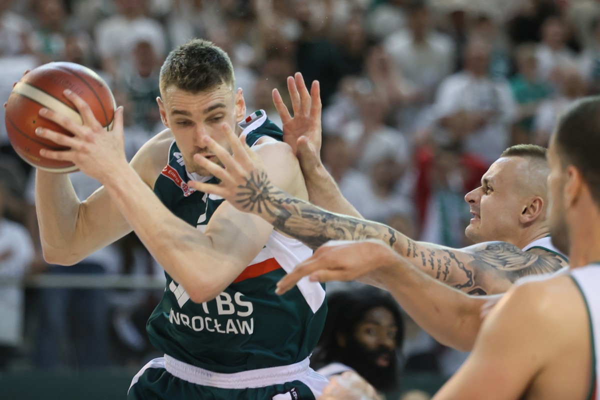 Koszykarz Legii Warszawa Dariusz Wyka (P) i Ivan Ramljak (L) ze Śląska Wrocław podczas trzeciego meczu finałowego Ekstraklasy