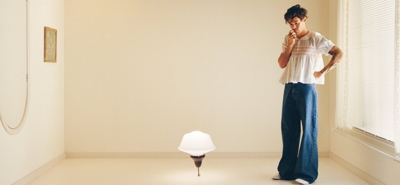 Harry Styles prezentuje teledysk do nowego singla "Late Night Talking"