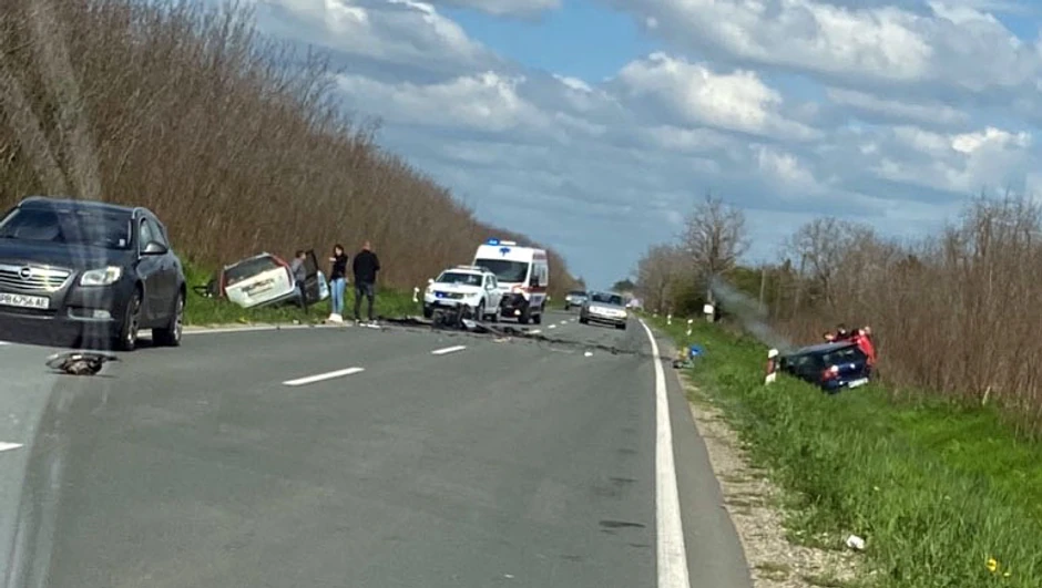 Sudarila se dva automobila kod Bečeja