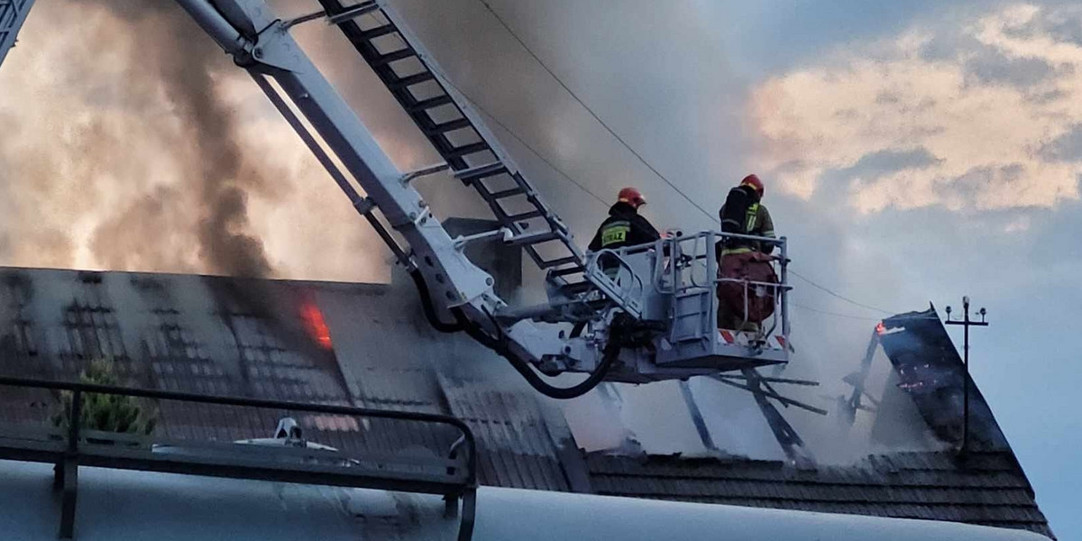 Pożar w Dąbrowie Wielkiej zabrał życie trzech osób.