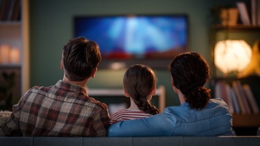 czy nałogowe oglądanie seriali to ucieczka od samotności? eksperci analizują zjawisko