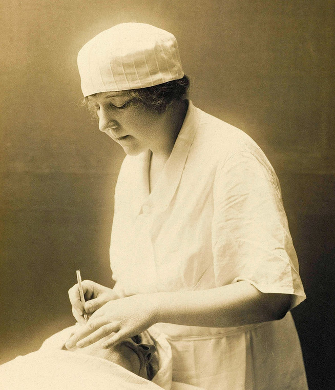 Suzanne Noël, pionierka chirurgii plastycznej, podczas przeprowadzania operacji w roku 1920