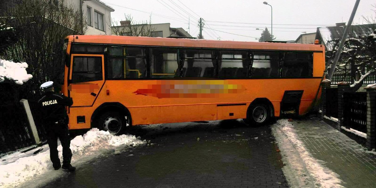 Wypadek szkolnego autobusu w Chojnicach. Jechało nim 27 uczniów