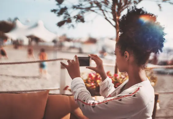 Drinki z palemką i złociste plaże? Okazuje się, że wakacyjne zdjęcia waszych znajomych są tylko "na pokaz"