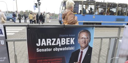 Nielegalne plakaty zaśmiecają Wrocław