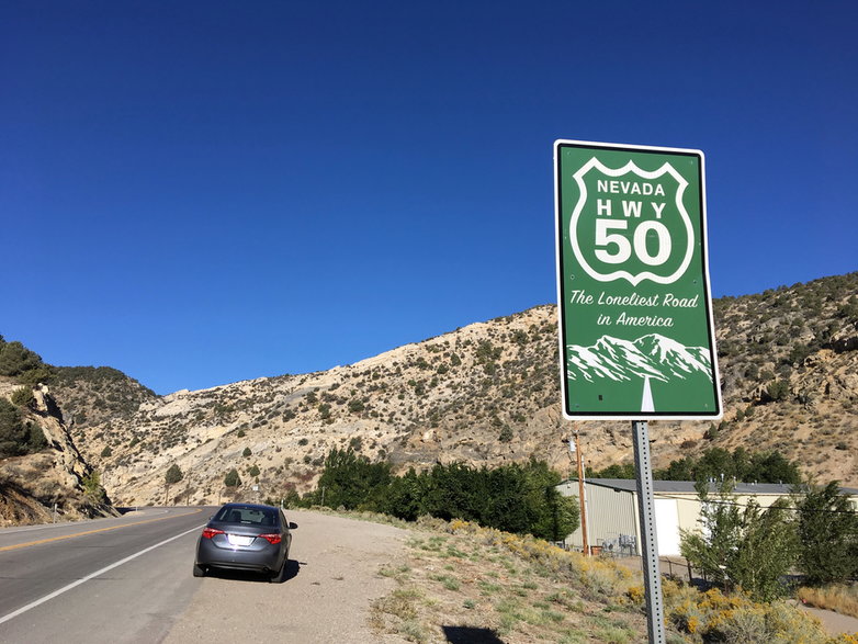 Drogowskaz na Nevada Route 50, "Najbardziej samotna droga w Ameryce"