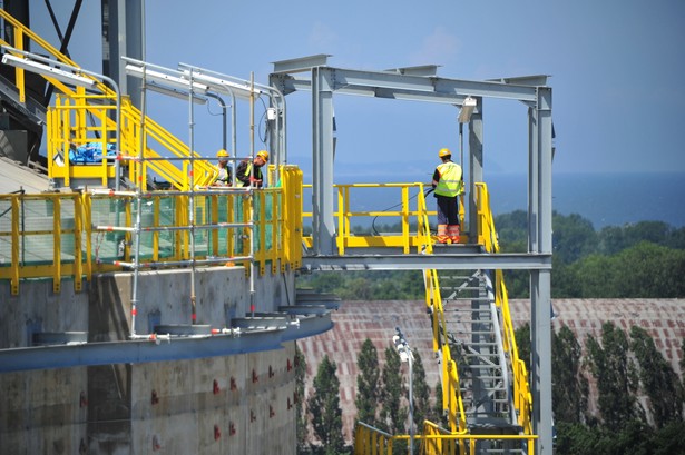 Prace na terenie budowy, 16 bm. Trwa budowa terminalu LNG (skroplonego gazu ziemnego), popularnie określanego jako gazoport. Terminal ma być oddany do użytku w 2015 r. (8) (cat) PAP/Marcin Bielecki