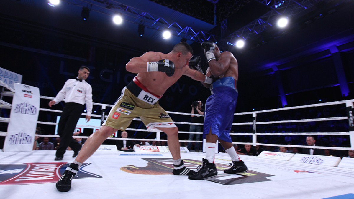 Po trzech miesiącach od pierwszej walki udał się rewanż Marcinowi Rekowskiemu. W walce wieczoru kolejnej gali z cyklu Wojak Boxing Night bokser grupy KnockOut Promotion jednogłośną decyzją sędziów pokonał byłego mistrza świata w wadze ciężkiej Olivera McCalla. (fot. Onet/Maciej Stankiewicz)