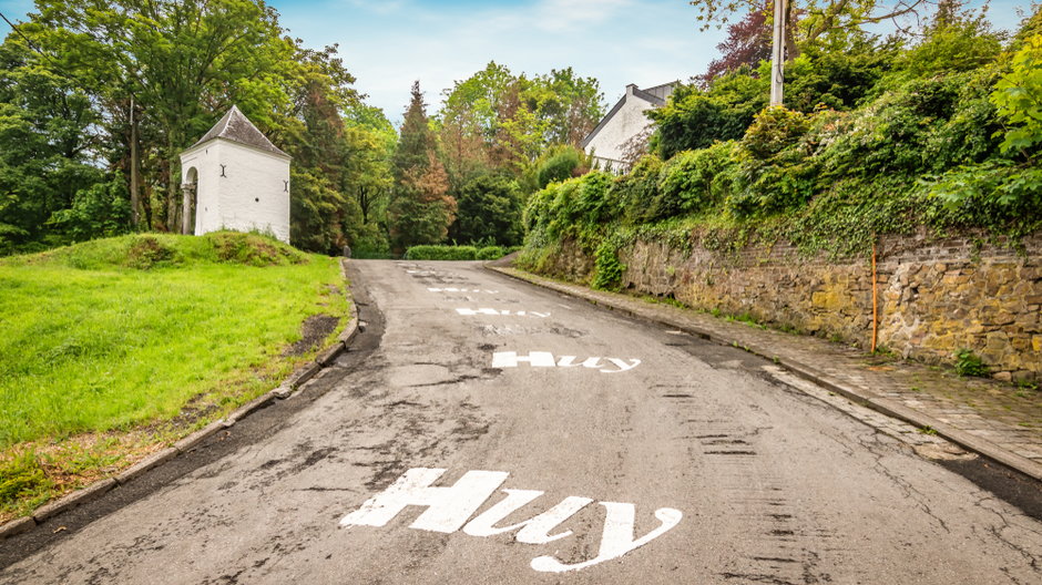 Mur de Huy. Biała kaplica wzdłuż asfaltowej drogi na wzgórzu. Część trasy wyścigu