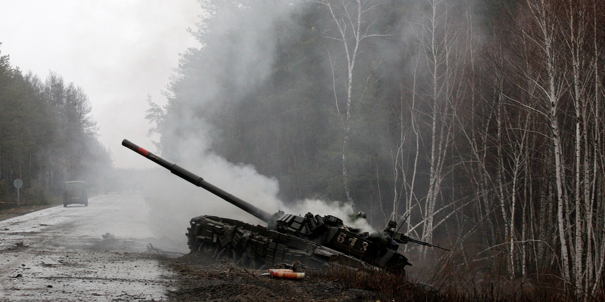 Na zdjęciu: zniszczony rosyjski czołg przy drodze do Ługańska, 26 luty 2022.