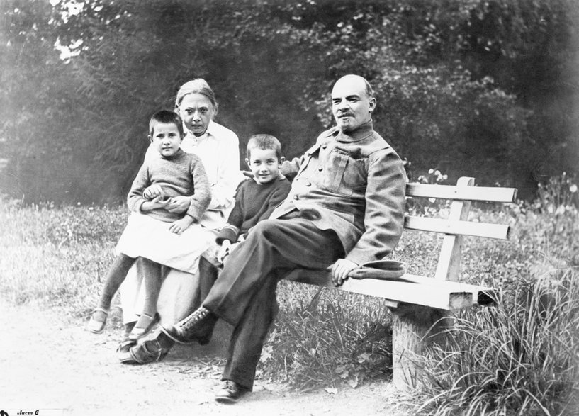 Lenin z żoną Nadieżdą Krupską i dziećmi (niezidentyfikowanymi; małżeństwo było bezdzietne)