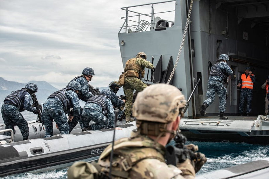 Żołnierze jednostek specjalnych z Chorwacji, Węgier i USA podczas ćwiczeń na Morzu Adriatyckim podczas operacji "Black Swan 21", 8 maja 2021 r.