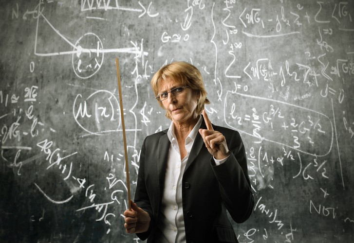 <b>Świadczenie kompensacyjne dla nauczyciela</b>
<br>
<br>
Reforma systemu emerytalnego z 2008 roku pozbawiła wprawdzie nauczycieli prawa do wcześniejszej emerytury, jednak zyskali oni w zamian nauczycielskie świadczenie kompensacyjne. Mogą się o nie ubiegać nauczyciele, wychowawcy i inni pracownicy pedagogiczni zatrudnieni w publicznych i niepublicznych przedszkolach, szkołach i placówkach kształcenia ustawicznego oraz osoby pracujące w młodzieżowych ośrodkach wychowawczych, ośrodkach socjoterapii i specjalnych ośrodkach szkolno-wychowawczych. Chodzi jednak tylko o roczniki nauczycieli wymienione w ustawie z 2009 roku.
<br>
<br>
Nauczyciele muszą też spełnić warunek stażowy: 30 lat okresów składkowych i nieskładkowych, w tym 20 lat nauczania w podanej jednostce (przynajmniej na pół etatu). Niezbędne jest także osiągnięcie odpowiedniego wieku, czyli ukończenie 55 lat (kobiety i mężczyźni). Żeby uzyskać świadczenie kompensacyjne niezbędne jest także rozwiązanie stosunku pracy.
<br>
<br>
<a  href=