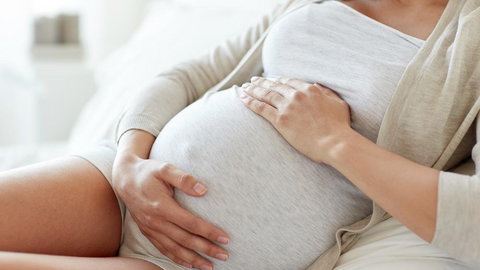 Syrop prawoślazowy w ciąży - czy można go stosować? Położna wyjaśnia