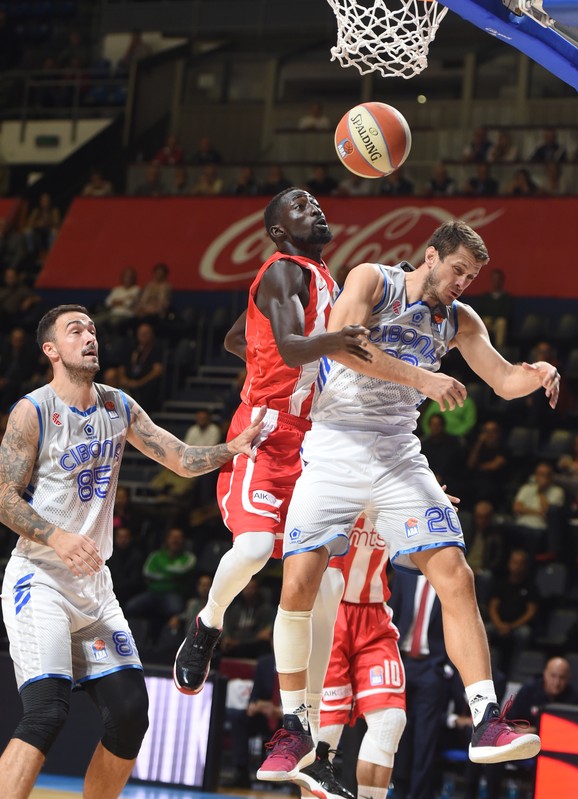 Muhamed Faje u skoku sa igračima Cibone