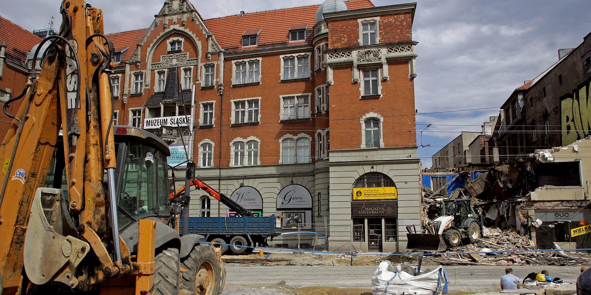 W Katowicach wyburzają kamienicę