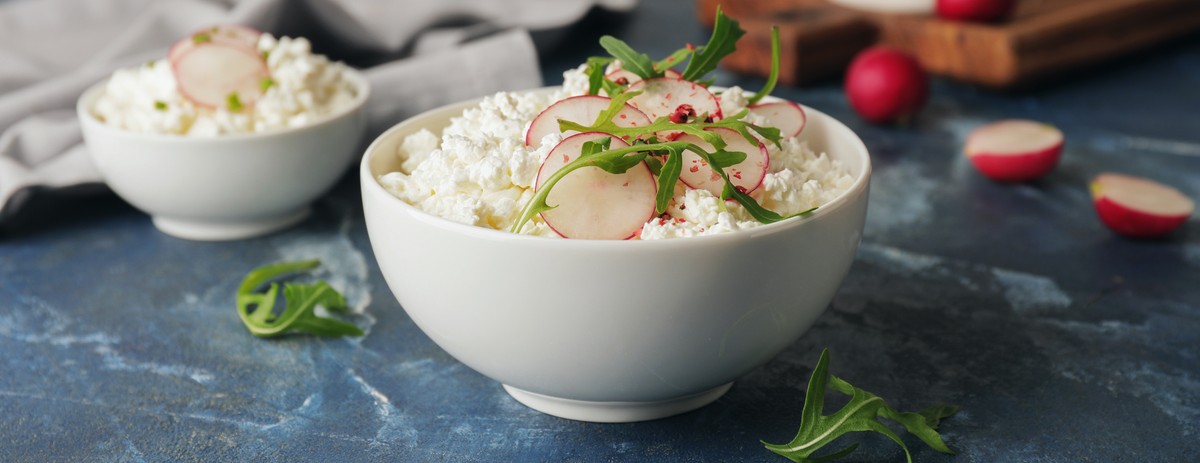Bowls,With,Fresh,Cottage,Cheese,,Radish,And,Arugula,On,Blue