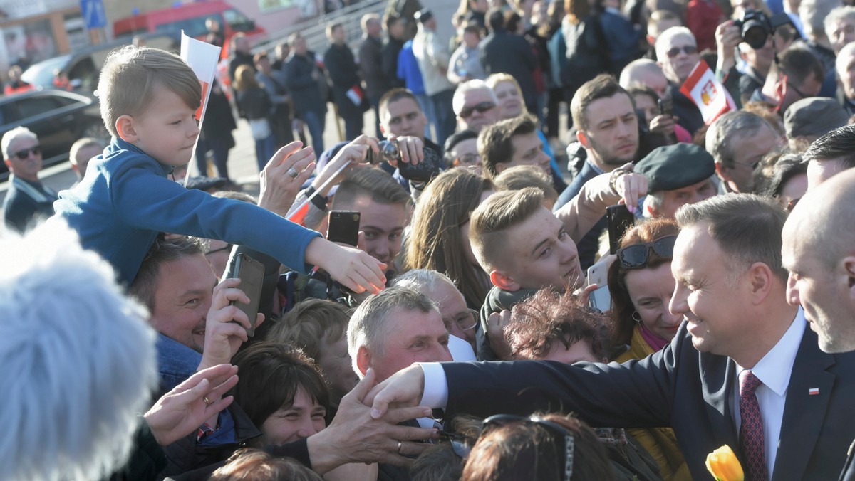 Pozytywnie o prezydenturze Andrzeja Dudy wypowiada się 60 proc. badanych. Negatywnie pracę Sejmu ocenia 53 proc. z nas, a o pracy Senatu dobre zdanie ma zaledwie 30 proc. - wynika z sondażu CBOS.