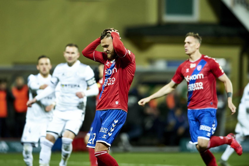 W piątek i sobotę (14-15 luty) trzech innych piłkarzy także zmarnowało jedenastki, z czego Daniel Bartl (31 l.) z Rakowa podobnie efektownie jak Hiszpan ze Śląska.