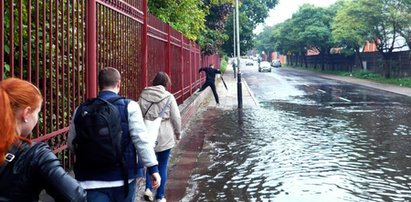 Ludzi ratował... parkowy mur