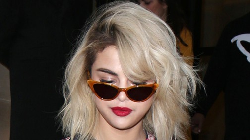 Selena Gomez 1 óra alatt háromszor váltott ruhát, volt egy igazán rettenetes is