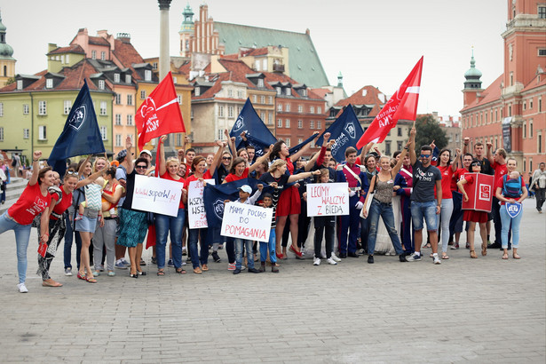 Zatańczyli poloneza w całej Polsce! Rusza SZLACHETNA PACZKA