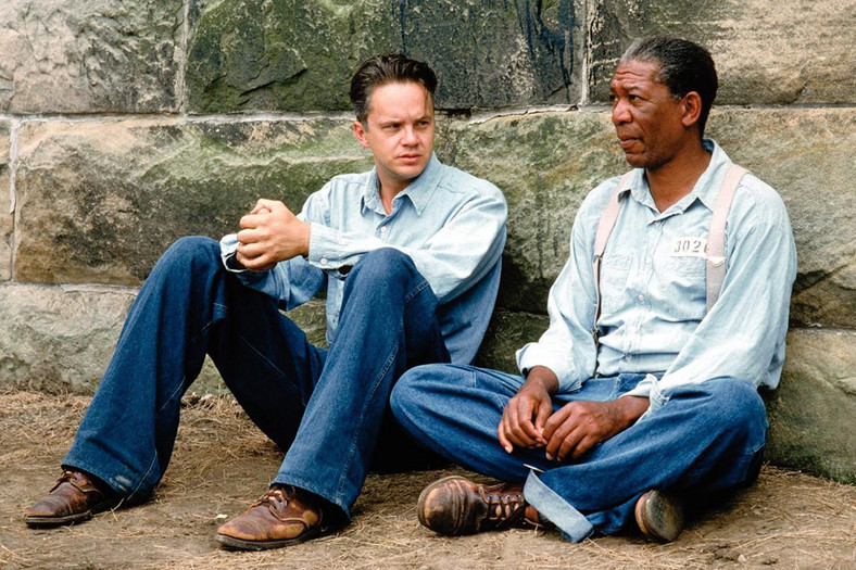 Morgan Freeman i Tim Robbins w filmie "Skazani na Shawshank"