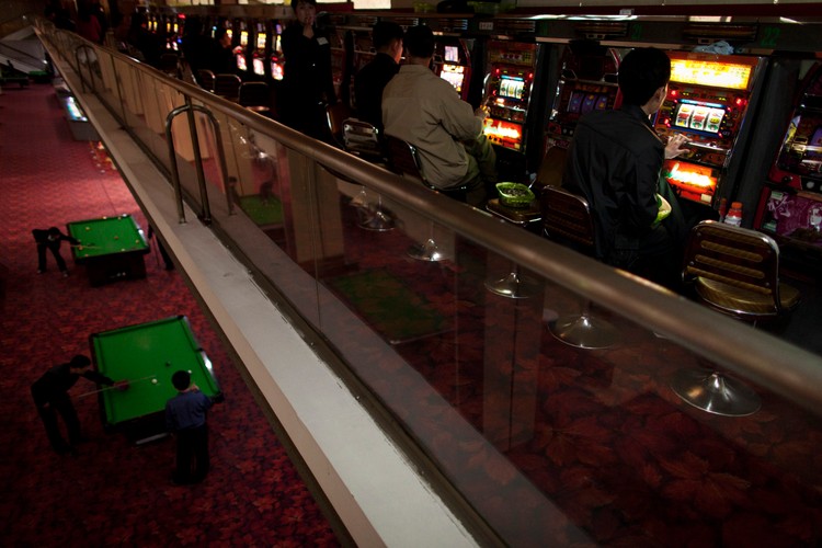 Koreańska kręgielnia 'Złoty tor' z maszynami do gry i stołami billboadrowymi