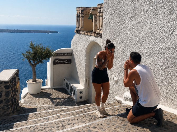 Snimali su svoju veridbu na Santoriniju, a kad su pogledali snimak uhvatili su se za glavu