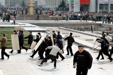 Szturm na kirgiski Biały Dom / 22.jpg