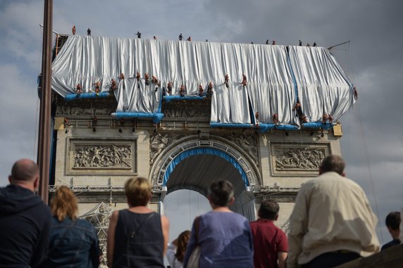 Łuk triumfalny w Paryżu owinięty folią. "To nie remont, to instalacja artystyczna"