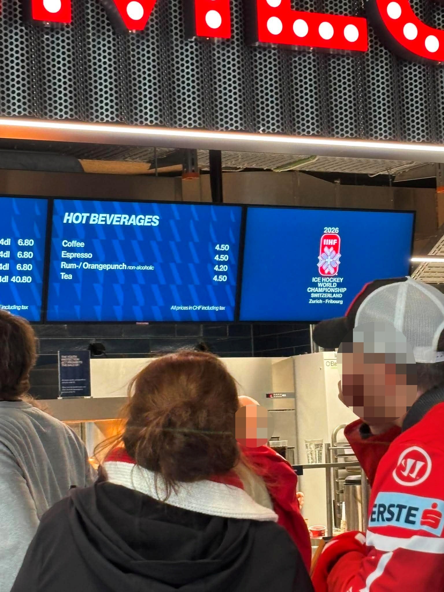 Čitateľka Monika odfotila ceny v bufete na MS v hokeji v Zürichu.