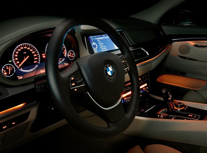 Następny pod względem mocy jest model benzynowy 535i GT - rzędową szóstkę pogania turbodoładowane. Efekt? 306 koni galopuje do 'setki' w 6,5 sekundy