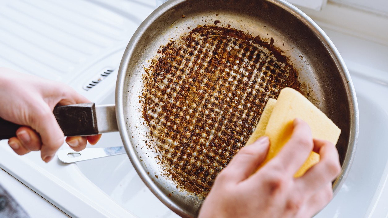 Aj silne pripálené zvyšky jedla sa dajú odstrániť bez drhnutia, ak použijete správnu kombináciu.