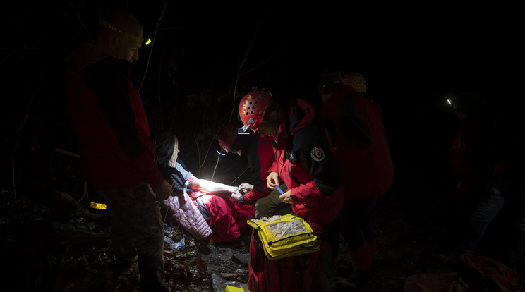 Súlyos sérülten segítettek a Magyar Barlangi Mentőszolgálat munkatársai